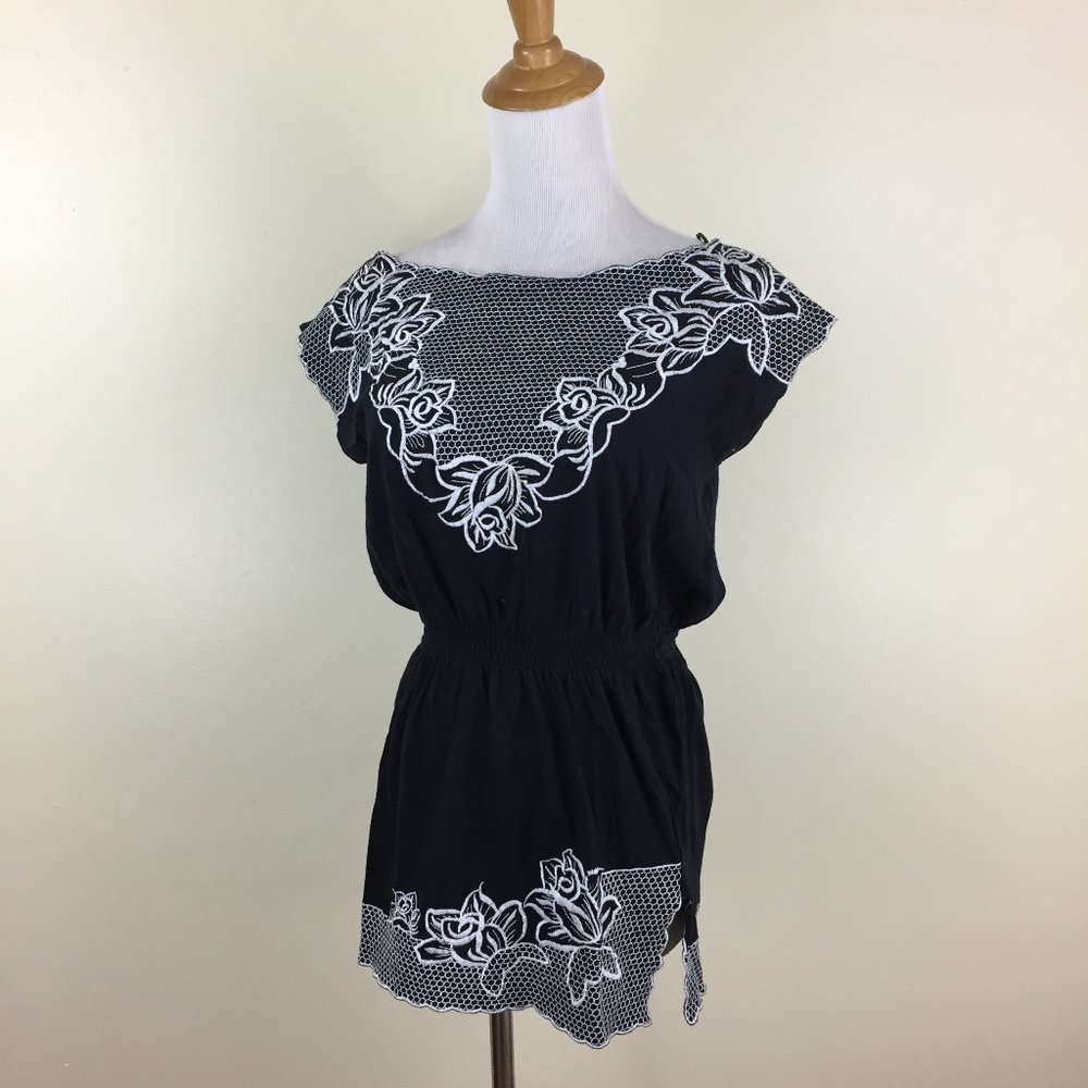 BCBGMAXAZRIA Black White Floral Embroidery Elastic Waist Slit Hem Peplum Shirt